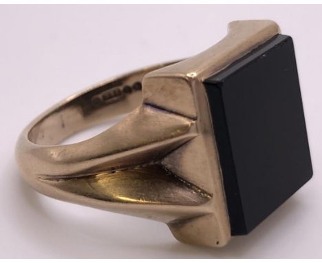 A 9ct gold and onyx signet ring, ring size P 