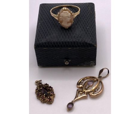 An Art Nouveau style pendant, a cameo ring, a pendant, and a vintage jewellery box (4) 