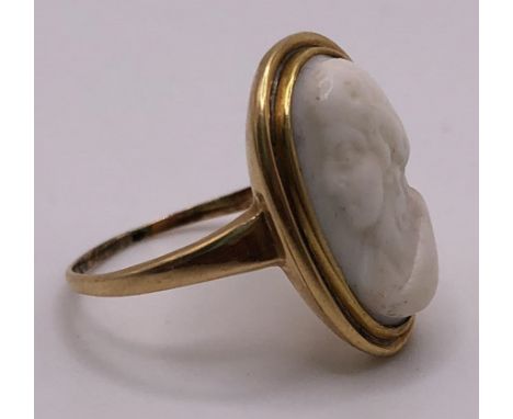 A carved cameo ring, decorated a portrait, ring size G 