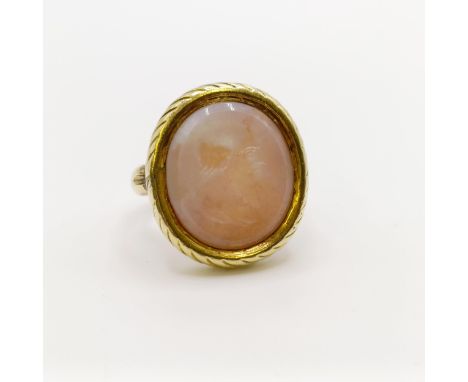 An 18ct gold and carved hardstone intaglio ring, ring size G 