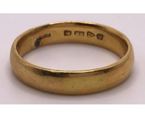 A 22ct gold wedding band, ring size R, 6.2 g 