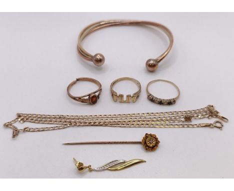 A 9ct gold bangle, 5.1 g, and other jewellery (7) 