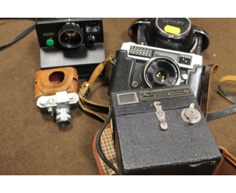 A QUANTITY OF VINTAGE CAMERA TO INCLUDE A TARON VIC, A KIKU 16, ETC 