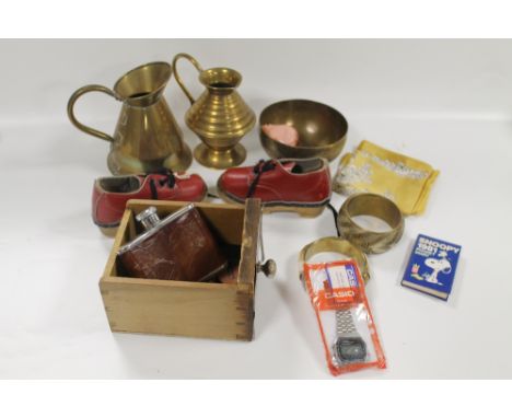 A QUANTITY OF COLLECTABLES TO INCLUDE BRASS ITEMS, VINTAGE CHILDREN'S SHOES, ETC 