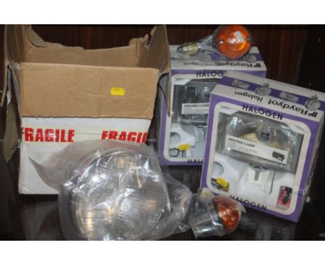 A SMALL QUANTITY OF VINTAGE CAR LAMPS / LIGHTS 