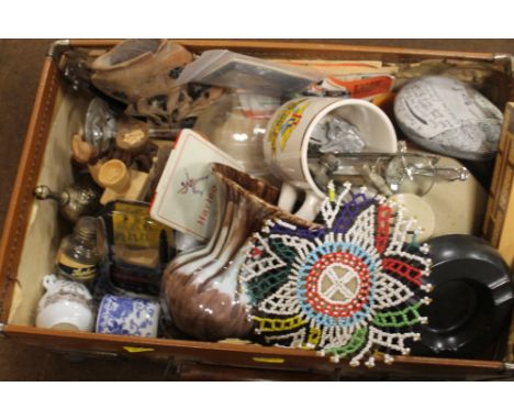 A CASE OF ASSORTED COLLECTABLES TO INCLUDE METALWARE, VINTAGE WATER BOTTLE, ETC  