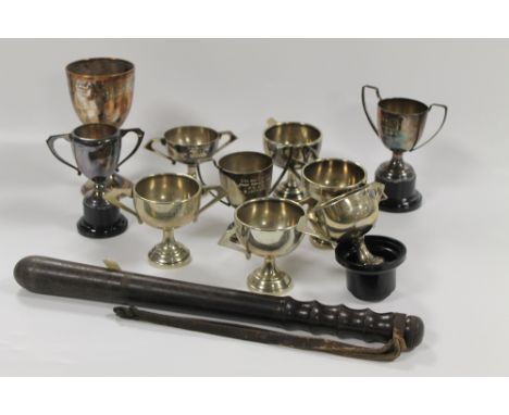 A QUANTITY OF ASSORTED SMALL TROPHIES TOGETHER WITH A VINTAGE WOODEN TRUNCHEON 