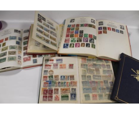 A QUANTITY OF VINTAGE STAMP ALBUMS TO INCLUDE COMMONWEALTH ISSUES 