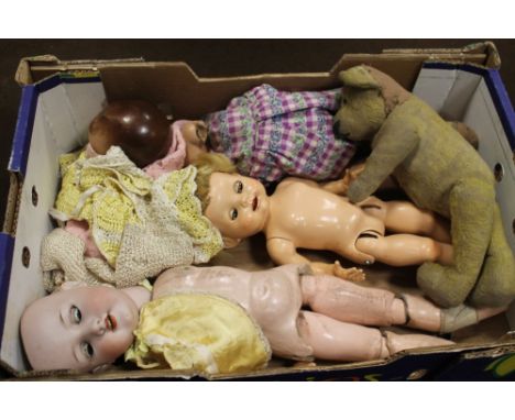 AN ANTIQUE ARMAND MARSEILLE DOLL TOGETHER WITH A JOINTED TEDDY BEAR AND OTHER VINTAGE DOLLS