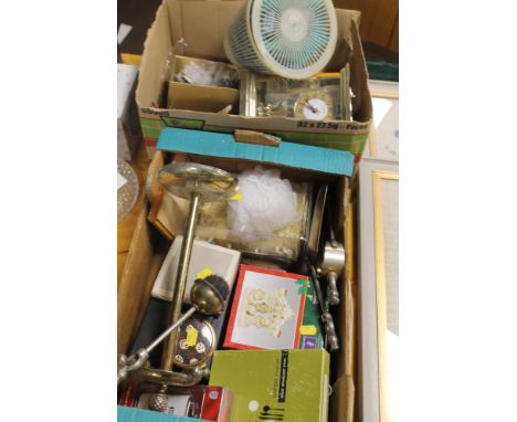 TWO TRAYS OF ASSORTED COLLECTABLES TO INCLUDE A CLOCK, HIP FLASK, ETC 