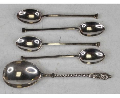 A set of four silver coffee spoons; together with a single silver apostle spoon, 2.2oz (5)