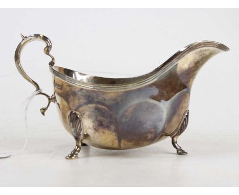 A George V silver sauceboat, raised on stepped hoof feet, 7.5oz, Sheffield 1915, h.10cm 