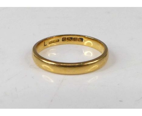 A 22ct gold wedding band, 2.8g, size K 