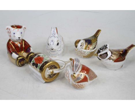 A collection of Royal Crown Derby animal ornaments to include birds, a bear and a rabbit, largest height 8cmGarden roller lac