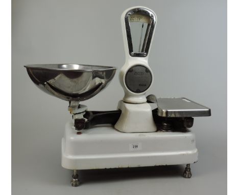 1930s Avery grocery scales in good working order 