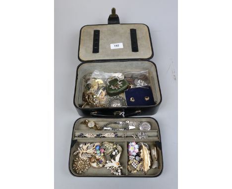 Vintage jewellery case with a selection of costume jewellery etc 