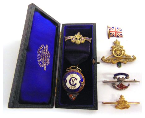 ASSORTED COLLECTABLES  comprising a 9ct gold Royal Artillery sweetheart brooch, stamped '9 Ct' verso; a sterling silver Somer