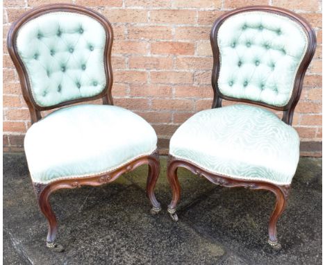 A PAIR OF VICTORIAN ROSEWOOD FRAMED PARLOUR CHAIRS  with button upholstered backs, serpentine front seat, on cabriole support