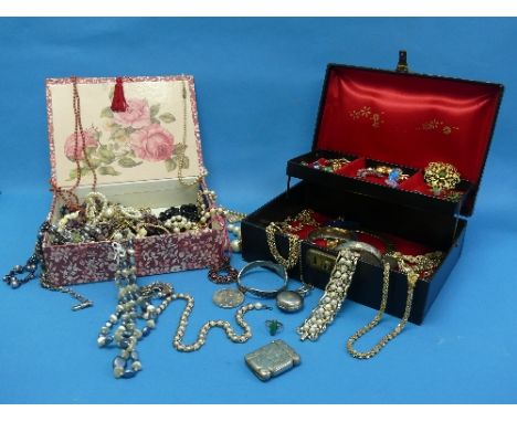 A quantity of Costume Jewellery, including a silver hinged bangle, a silver vesta case, a silver plated sovereign case, neckl