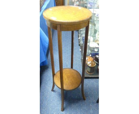 An antique oak Torchere, with circular top, splayed legs joined by a shelf, 13½in (34cm) wide x 13½in (34cm) deep x 39in (99c