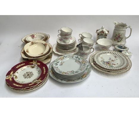 A mixed lot of ceramic teawares to include Meakin, Villeroy and Bosch, Staffordshire, Rosenthal trinket pot; Wedgwood; Royal 
