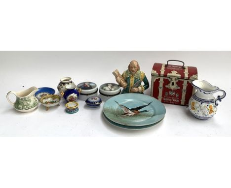 A mixed lot of ceramics to include a Limoges vase, Dresden trinket box, Majollica tealight, and Russian biscuit tin 