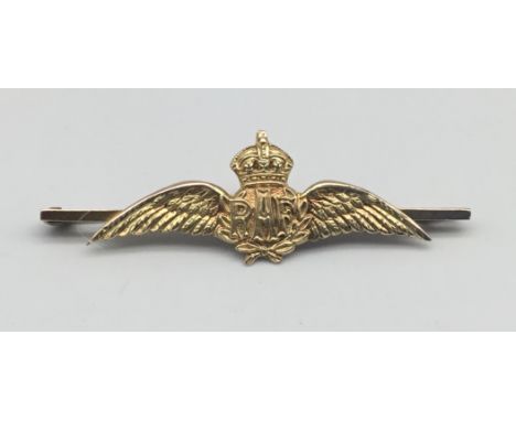 A nice quality late WW1 / WW2 era 9ct gold RAF sweetheart brooch. Depicting the usual crowned wings, with RAF initials to the