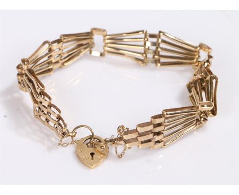 9 carat gold bracelet, with a padlock clasp and gate links, 6.9 grams