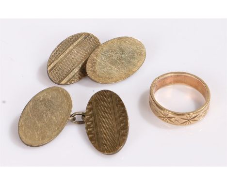 9 carat gold ring, 2.5 grams, together with a pair of gold on silver cufflinks