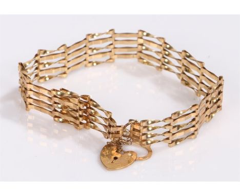 9 carat gold padlock bracelet, with gate links, 4.5 grams