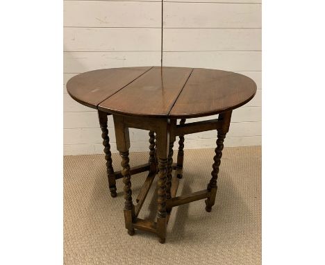 A gate leg side table with barley twist legs (H69CM W74cm D63cm)