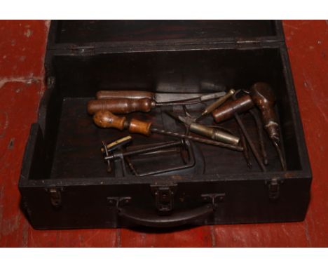 An oak case and contents of joiners tools.