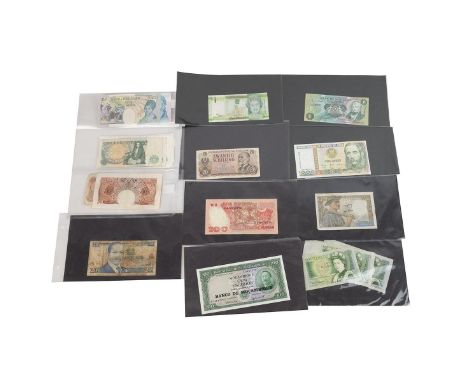 Collection of nine British £1 notes and an assortment of world banknotes from Italy, India, Peru, Indonesia and others.