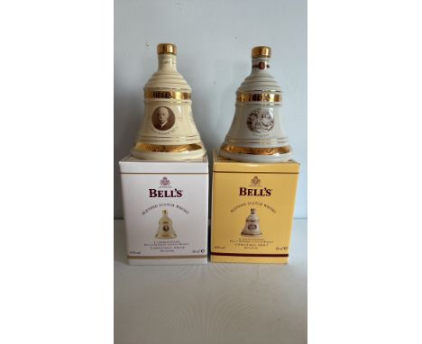 Two Bell's Blended Scotch Whisky limited edition decanters from Christmas 2010 and 2007, 40% vol, 70cl each.