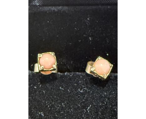 9ct Gold coral stud earrings 1.1g 