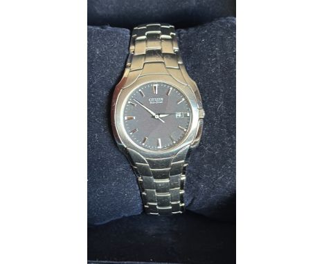Gents Citizen Eco-Drive watch features a stainless steel bracelet, black dial, and a date window at 3 o'clock. All round very