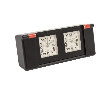 CARTIER, Zwei-Zeitzonen-Reisewecker, beschichtetes Edelstahlgehäuße, Gehäuse Nr. 544108UM / 2706. HxBxT: 4/10/2 cm. Minimale 