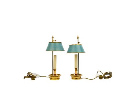 Paar kleine Bouillotte Lampen aus Messing, einflammig elektrifiziert, mit hellblauem Metallschirm, H: 39 cm. Normale Gebrauch