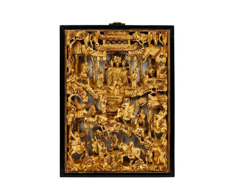Schnitzerei-Paneel. CHINA, um 1920, Holz durchbrochen beschnitzt mit einer höfischen Gartenszene, Goldlackfassung, 44x33,5 cm