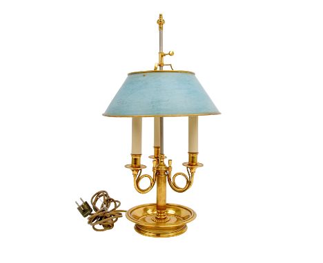 Bouillotte Lampe aus Messing, 3-flammig elektrifiziert, mit hellblauem Metallschirm, H: 61,5 cm. Normale Gebrauchsspuren.| Bo