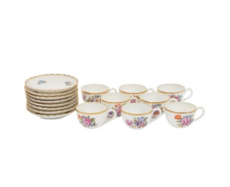 NYMPHENBURG  8 Puppentassen mit Untertassen, 20. Jh. Polychrome Blumenmalerei und Streublümchen, gerippte Wellenform mit Gold