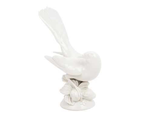 ALLACH Tierfigur 'Amsel', 1936-1945. Weißporzellan, Amsel auf Rundsockel mit Erdbeeren, Entwurf von Adolf Röhring (1911-1981)