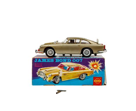 GAMA Modellfahrzeug Nr. 4900 "James Bond 007 Goldfinger", 1960er Jahre, goldfarbener Aston Martin DB 5 mit 2 Insassen, der Bö