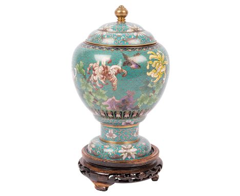 Cloisonné-Deckelgefäß. CHINA, Qing-Dynastie (1644-1912), runde Form auf rundem Standfuß. Der türkisgrüne Wolkenfond ist mit C