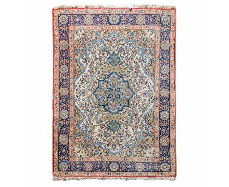 Orientteppich. IRAN, 20. Jh., 200x146 cm Medaillonteppich mit floral durchgemustertem wollweissem Spiegel, hellbraune Eckfüll