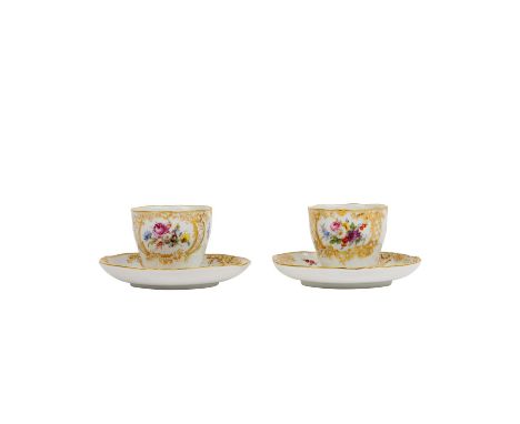 MEISSEN 2 Kaffeetassen mit Untertassen 'Blumenmalerei', 1. Wahl, vor 1924. Reliefzierat 'Neumarseille', mit reicher Goldstaff