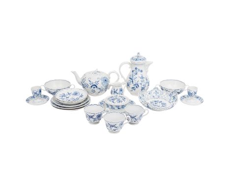 MEISSEN 17 Serviceteile 'Zwiebelmuster', 1. und 2. Wahl, 20. Jh. 1 Kaffeekanne (H. ca. 21 cm, Deckelröschen bestoßen), 1 Teek