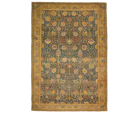 TABRIZ antik.Schönes Sammelstück mit dunkelgrünem Innenfeld, durchgemustert mit Blüten und Palmetten in zarten Pastellfarben.