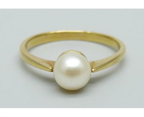 An 18ct gold and pearl ring, 2.3g, M 