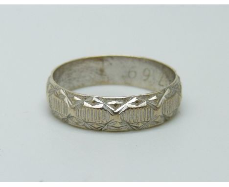 A 9ct white gold ring, 2.2g, M 